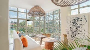 TV a schermo piatto, Netflix, servizi in streaming, studio