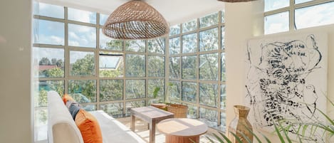 40-inch flat-screen TV with cable channels, Netflix, streaming services