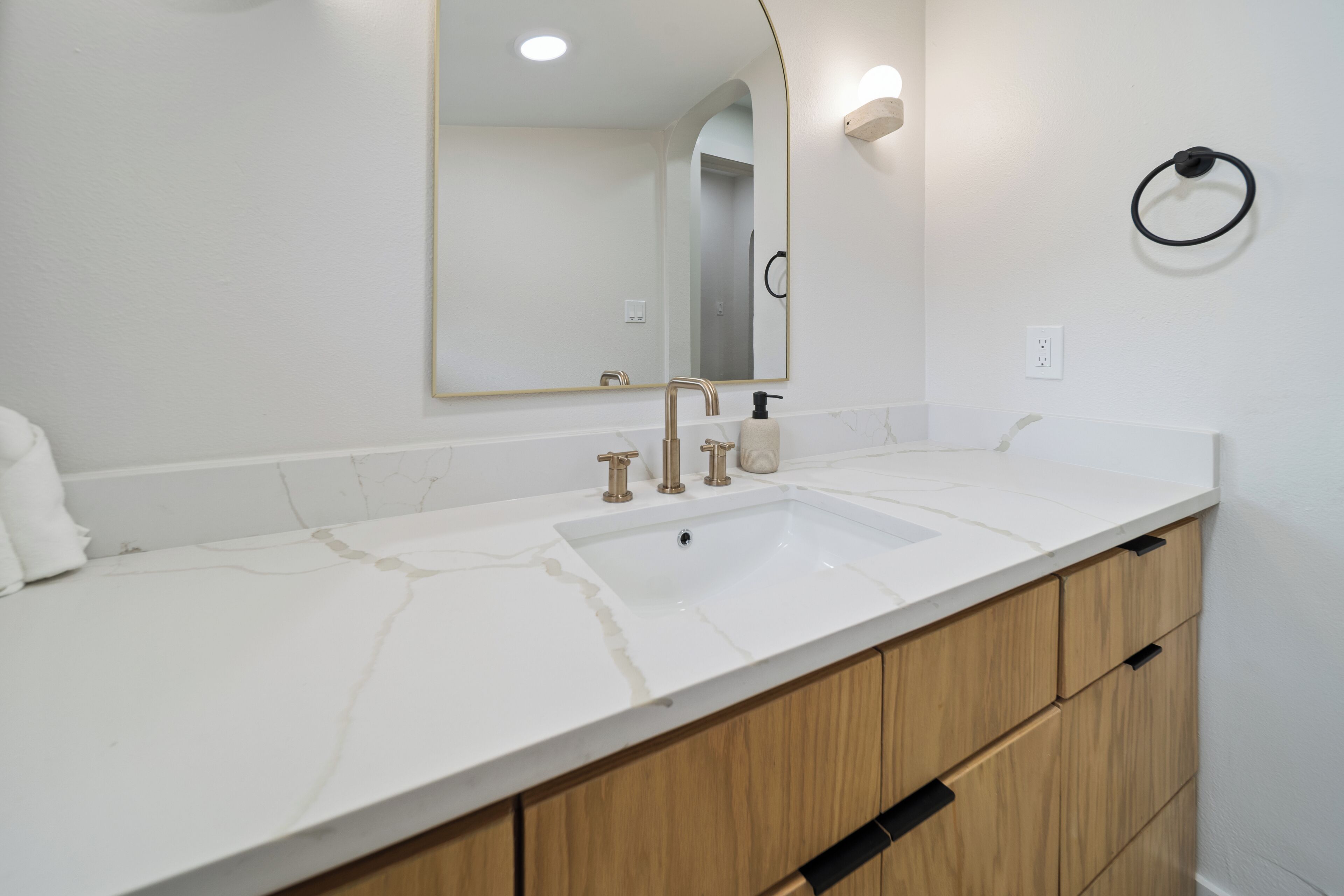 Een haardroger, handdoeken, zeep, toiletpapier