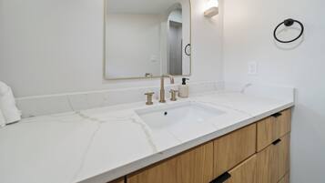 Een haardroger, handdoeken, zeep, toiletpapier