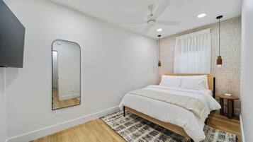 1 slaapkamer, een strijkplank/strijkijzer, wifi