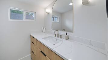 Hårføner, håndklær, såpe og toalettpapir