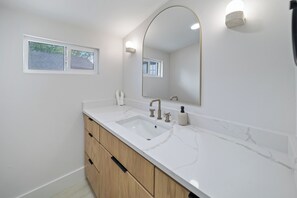 Sèche-cheveux, serviettes fournies, savon, papier toilette