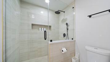 Een haardroger, handdoeken, zeep, toiletpapier