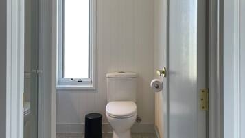 Casa de campo, cocina, vistas al jardín | Baño | Ducha, toallas, jabón y champú