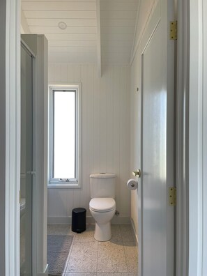 Cottage, Kitchen, Garden View | Bathroom | Shower, towels, soap, shampoo - Kingdom Cottages (Gulgong)