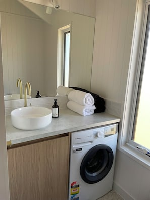Bathroom - Kingdom Cottages (Gulgong)