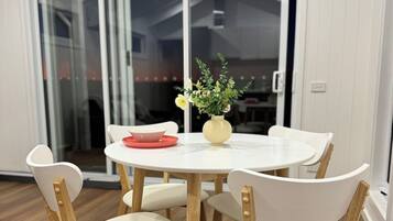 Casa de campo, varias camas, cocina, en la zona del jardín | Comedor