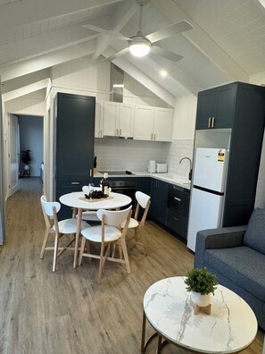 Cottage, Kitchen, Garden View | 2 bedrooms, iron/ironing board, cots/infant beds, free WiFi - Kingdom Cottages (Gulgong)