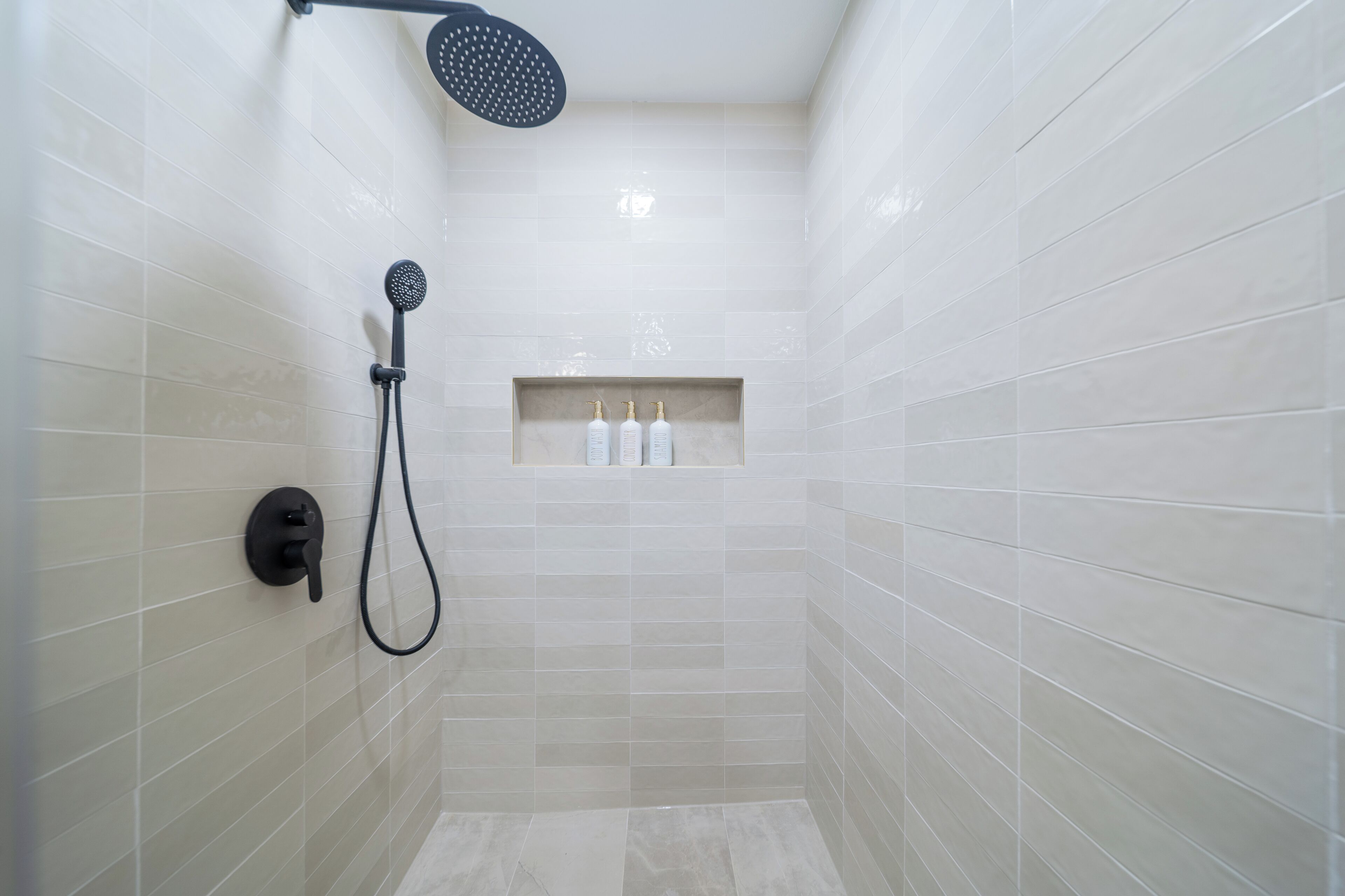 ヘアドライヤー、タオル、石鹸、トイレットペーパー