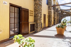 Property grounds - GuestHost Dreamy Stintino: Seafront, A/C & Parking (Stintino)