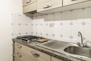 Réfrigérateur, plaque de cuisson, lave-vaisselle, cafetiÚre/bouilloire