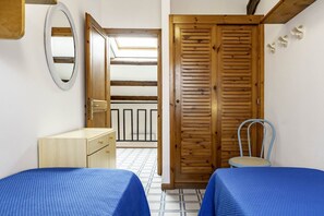 3 bedrooms, iron/ironing board, bed sheets