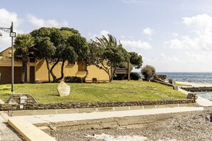 Property grounds - GuestHost Dreamy Stintino: Seafront, A/C & Parking (Stintino)