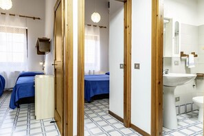 3 dormitorios, tabla de planchar con plancha, ropa de cama