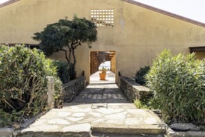 Property grounds - GuestHost Dreamy Stintino: Seafront, A/C & Parking (Stintino)