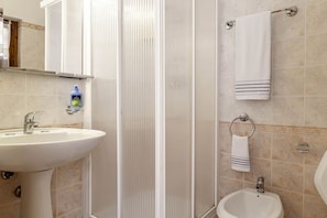 Dusche, Haartrockner, Bidet