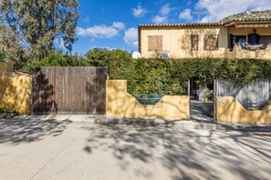 Property grounds - GuestHost - Cozy 70 sqm apartment with private parking space; accommodates up to 4 people plus camping cot on request.The courtyard is covered and privateWe are located in a renowned tourist resort on the Gulf of Cagliari.The accommodation consists of tw (Cagliari)