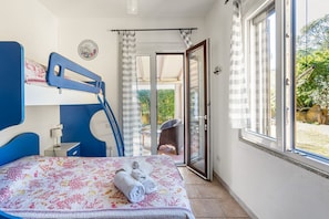 2 bedrooms, iron/ironing board, WiFi