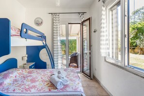 2 bedrooms, iron/ironing board, WiFi