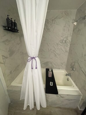Secadora de cabello, bidet, toallas, jabón 