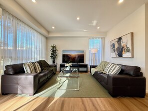 Smart TV - Aalto Retreat 3: Chic & Modern, Close 2 Everything (Rosebud)