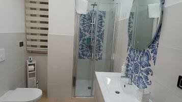 Doccia, asciugacapelli, bidet, asciugamani