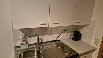 Batterie de cuisine, vaisselle et ustensiles