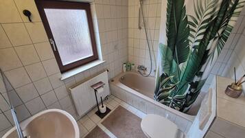 Handtücher, Seife, Shampoo, Toilettenpapier