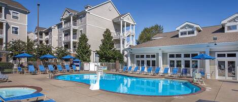 Een binnenzwembad, een buitenzwembad