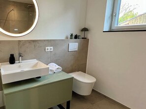 Chuveiro, secador de cabelo, toalhas de banho 