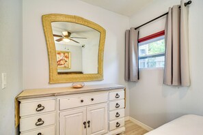 1 chambre, bureau, fer et planche à repasser, accès Internet