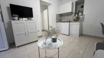 Estudio (Studio With Garden View) | Cocina privada | Refrigerador y utensilios de cocina