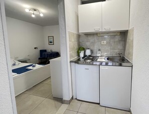 Studio (Superior Studio Apartment) | Cuisine privée | Réfrigérateur, batterie de cuisine, vaisselle et ustensiles