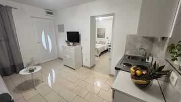 Estudio (Studio With Garden View) | Cocina privada | Refrigerador y utensilios de cocina