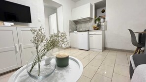 Studio (Studio With Garden View) | Privékeuken | Een koelkast, kookgerei, borden en bestek