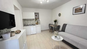 Studio (Studio With Garden View) | Cuisine privée | Réfrigérateur, batterie de cuisine, vaisselle et ustensiles