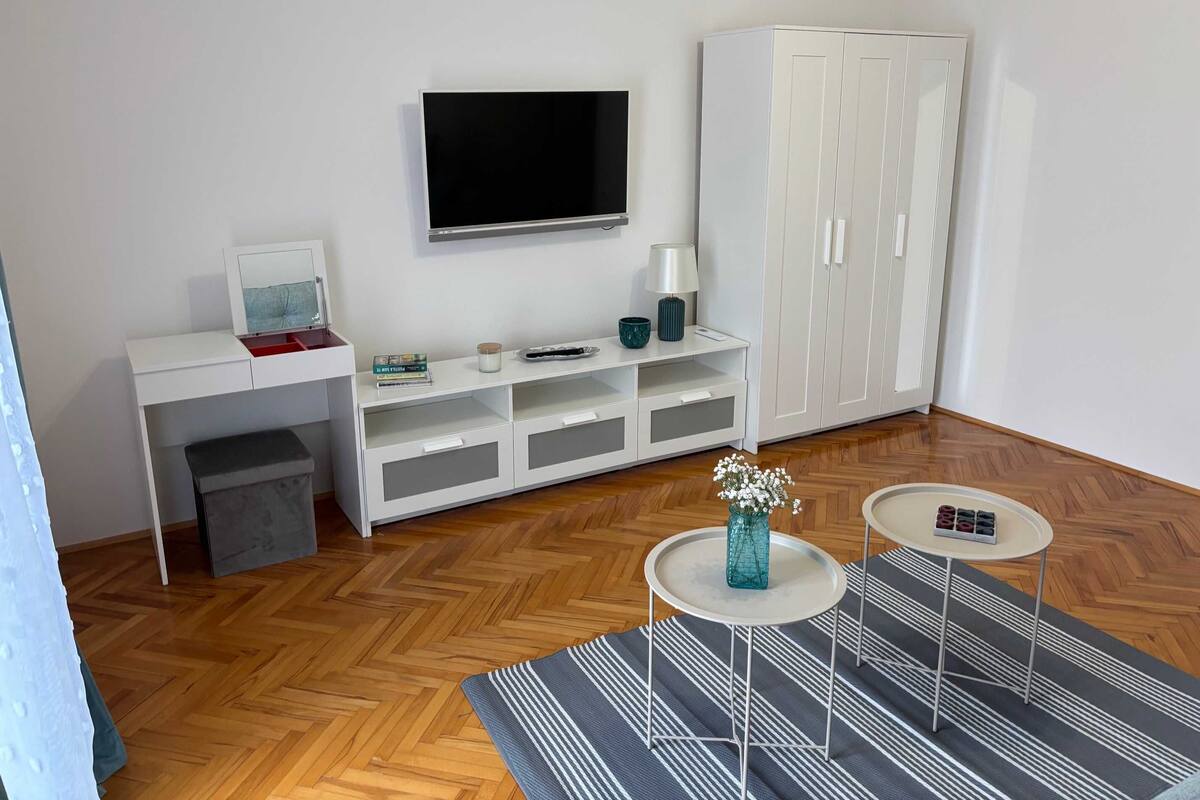 อพาร์ทเมนท์ (Classic One Bedroom Apartment) | ห้องนั่งเล่น | ทีวีจอแบน 32 นิ้ว พร้อมช่องเคเบิล