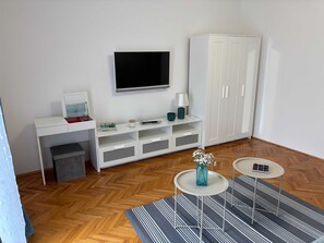 Apartment (Classic One Bedroom Apartment) | Living room | 32-inch flat-screen TV with cable channels - Apartmani Vela Makarska (Makarska)