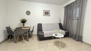 Studio (Studio With Garden View) | Living room | 32-inch flat-screen TV with cable channels - Apartmani Vela Makarska (Makarska)