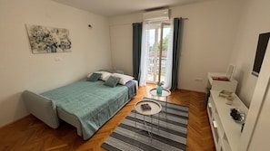Appartement (Classic One Bedroom Apartment) | Salle de séjour | Télévision à écran plat de 32 pouces avec chaînes par câble