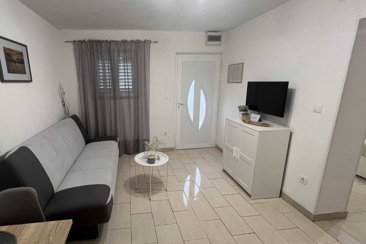 Studio (Studio With Garden View) | Ruang tamu | 32 inci televisyen skrin rata dengan kabel