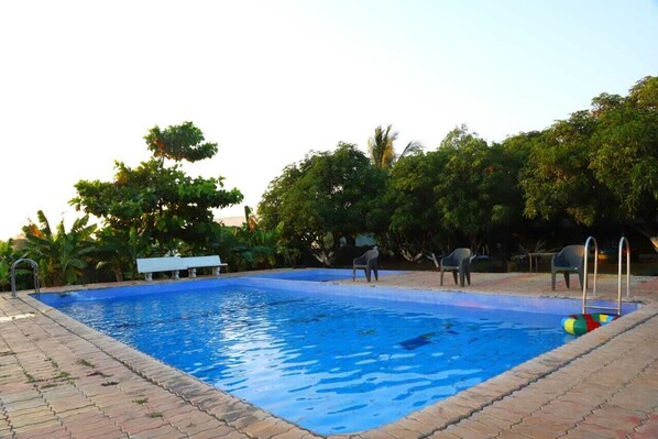 Outdoor pool - Radhe Farm (200mtr from Devaliya Park) (Maliya)