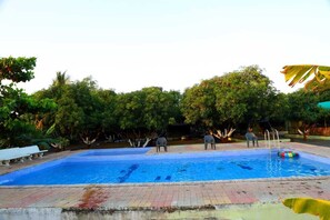 Hồ bơi ngoài trời