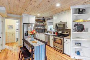 Fridge, stovetop, cookware/dishes/utensils, dining tables - On Farm: Charming Hendersonville Retreat! (Hendersonville)