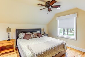 2 bedrooms, Internet, bed sheets - On Farm: Charming Hendersonville Retreat! (Hendersonville)