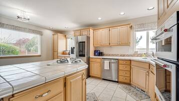 Réfrigérateur, four à micro-ondes, surface de cuisson, lave-vaisselle