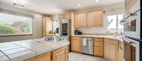 Fridge, microwave, stovetop, dishwasher