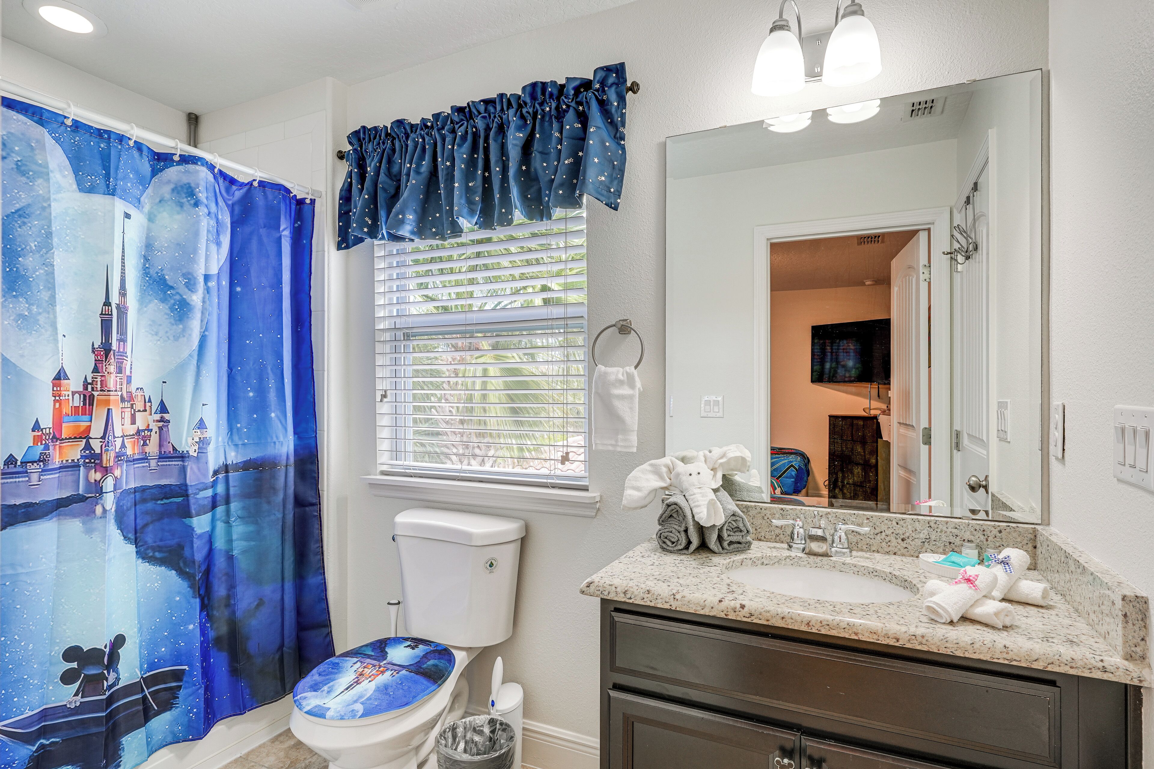 Une salle de bain avec des toilettes, un lavabo et un miroir.