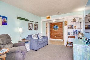 TV - Steps to Sand: Panama City Beach Apartment! (Panama City Beach)
